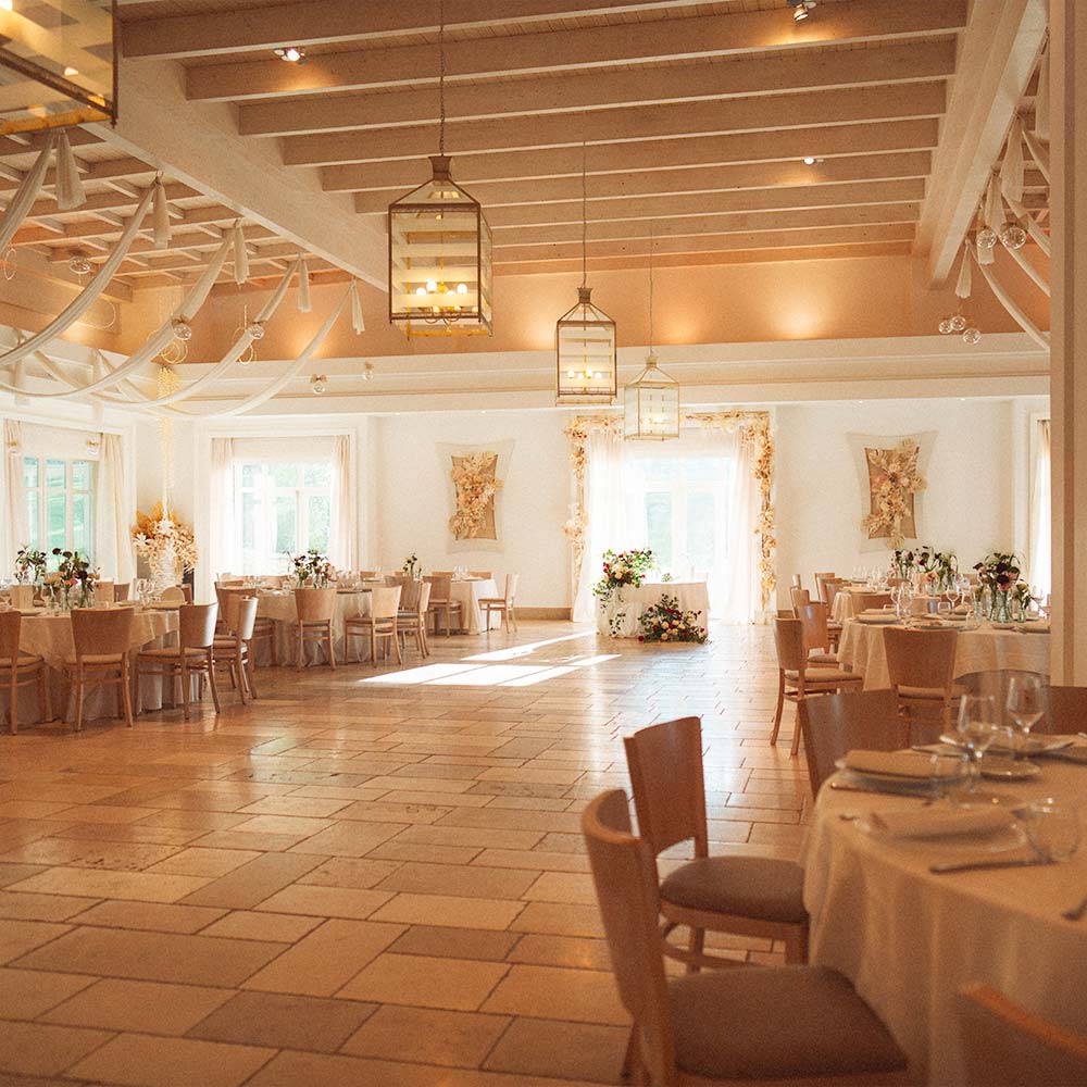 Sala interna allestita per un ricevimento di matrimonio