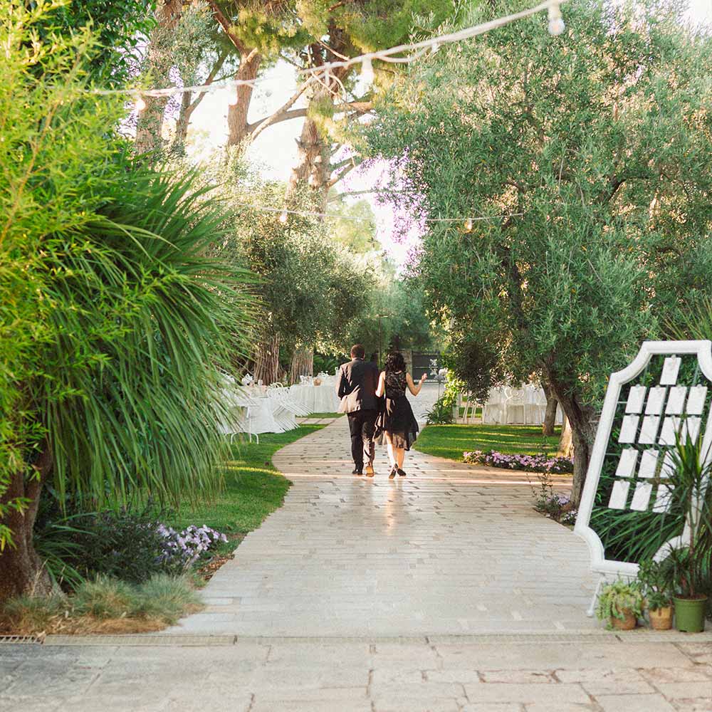 Vialetto nel giardino allestito per un ricevimento di matrimonio